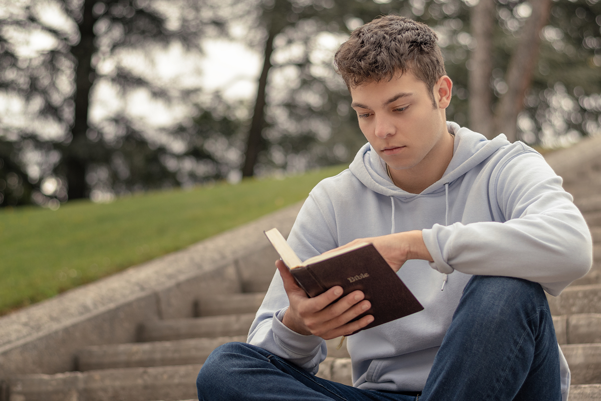 De ce merită să-ți “umpli mintea” cu Biblia?