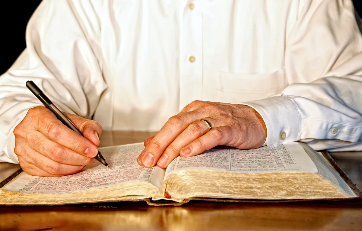 De ce să citim și să studiem Biblia — și care e diferența